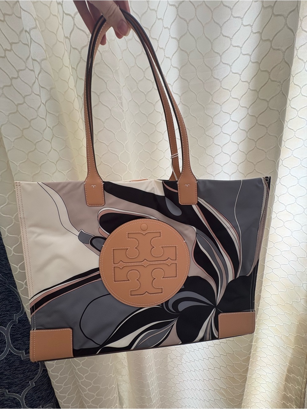 NWT Tory Burch Ella Printed Tote
Neutral Tulip Swirl/ 002
OS - Picture 1 of 5